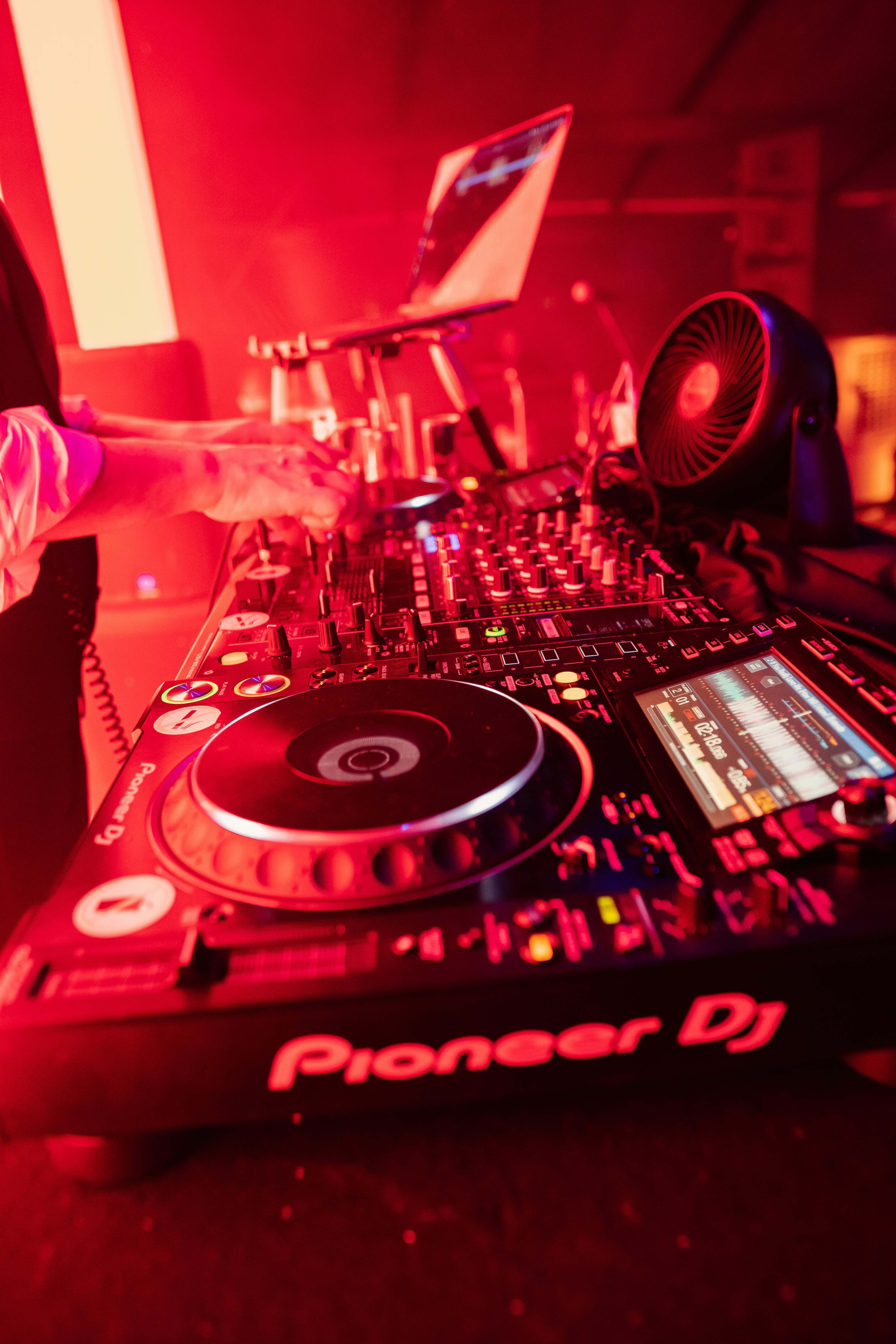 pioneer DJ deck